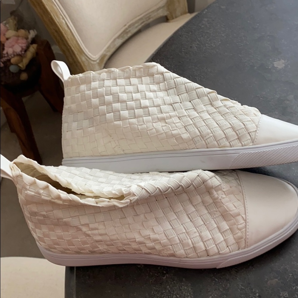 Active unique tennis shoe